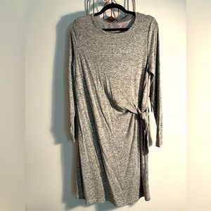 la Vie en Rose Sz  M. Soft and stretchy NWT side-tie dress in heathered grey.